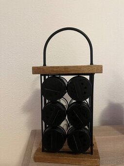 Stojan na korenie + dózy (ako nový)