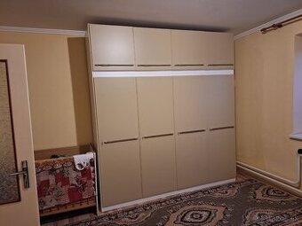 Predám-skriňu zo spalne MIMOZA+konfer.stolík a zrkadlo
