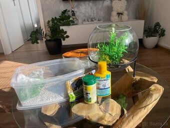Akvarium +stojan 2x umelé rastlinky , 2.druhy kamienkov potr