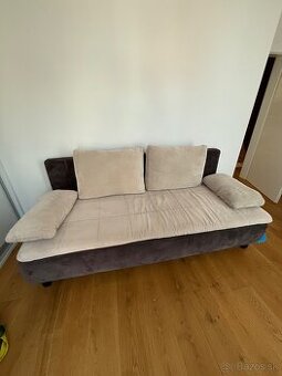 Rozkladacia pohovka s úložným priestorom