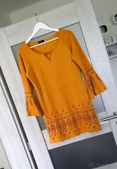 Šaty z velúrovanej kože s vypaľovaným vzorom v.L