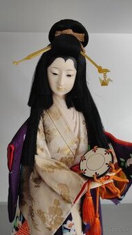 Japonská bábika vo fialovej