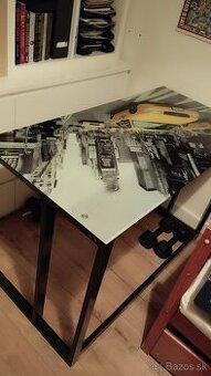 Sklenený stolík