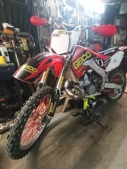 Predám Honda CR 250 v top stave 14mth žiadne vôle nič motork