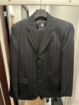 Predám čierny pásikavý oblek