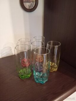 sklenené poháre s farebným dnom