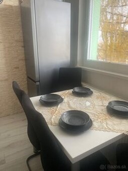 Stôl a stoličky do kuchyne, jedálne