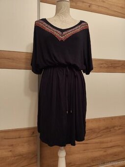 Tmavomodré padavé letné šaty