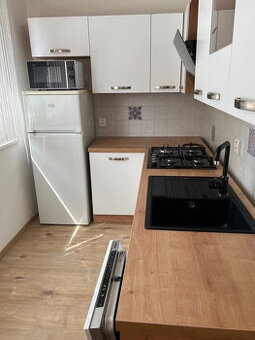 BA V. Na prenájom 2 izbový byt na Medveďovej ulici