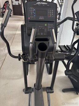 Profesionálny eliptický trenažér Life Fitness