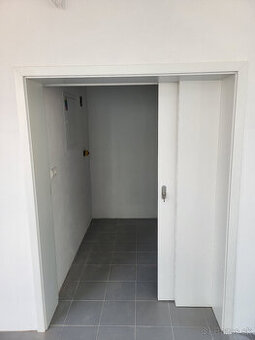 Montáž obložkových zárubní a interiérových dverí.