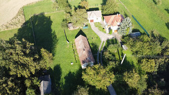 Usadlosť v meste s pozemkom 10.392 m2, 3 domami lesom a cest