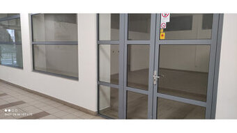 Obchodné priestory 50 m2 v OC na Sekčove
