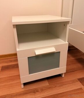 Nočný stolík Ikea