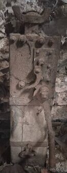 Starožitný kovovovy drevený dvíhak.