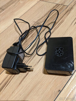 Raspberry Pi 2 Model B V1.1 + Box + 5V adaptér