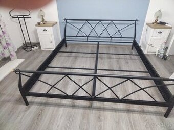 Manželská posteľ 180x200 cm