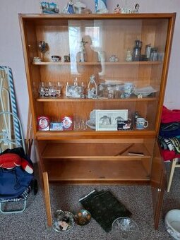 Staršia presklená vitrína