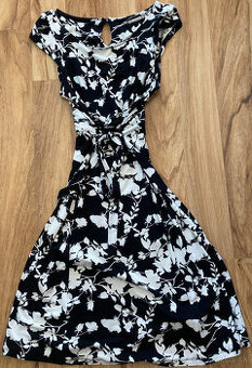 Bielo-čierne kvietkované šaty, veľkosť 34