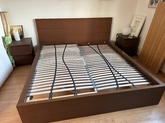 Posteľ IKEA MALM 180×200 cm + 2× nočný stolík MALM – hnedá