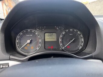 Octavia 2 polodot budíky