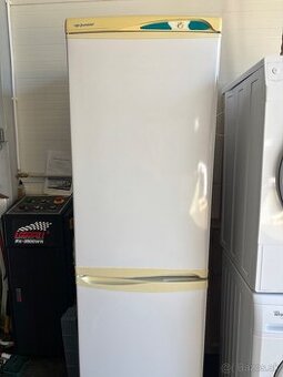 chladnicka s mraznickou Polar