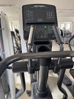 Profesionálny eliptical Life Fitness