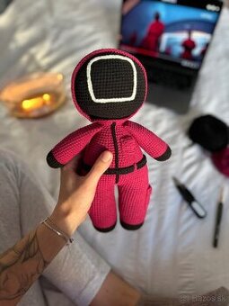 Háčkovaná postavička – vojak zo Squid Game