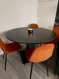 Okrúhly stôl so stoličkami
