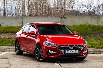 Hyundai i30 Fastback 1.5 T-GDi Family 118kW / TOP STAV /