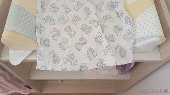 Kvalitná drevená postieľka s prebaľovacím pultíkom