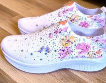 NOVÉ DÁMSKE JARNÉ ELEGANTNÉ tenisky s kamienkami č.38