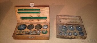 Starožitné závažia do váhy v drevenej krabičke