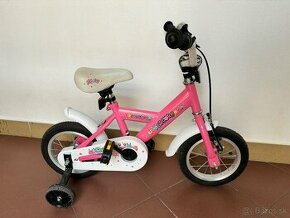 Dievčenský bicykel s pomocnými kolieskami