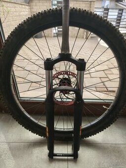 Vidlica 27.5" s kompletnym kolesom