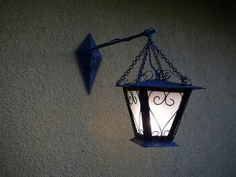 Lampička a držiak kľúčov.