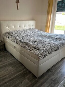 Biela koženkova postel s dvojitymi matracmi