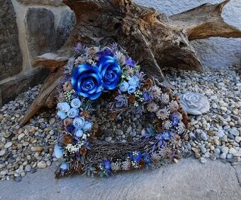 Spomienkové prútené srdce s modrými ružami