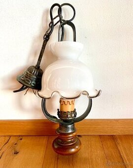 Stará krásná malá kovaná lampa ve stylu petrolejky