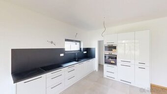 PINK Reality POSLEDNÝ VOĽNÝ DOM NA PREDAJ Moderné a pokojné - 1