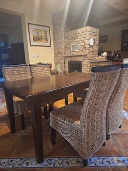 Jedálenský stôl so stoličkami