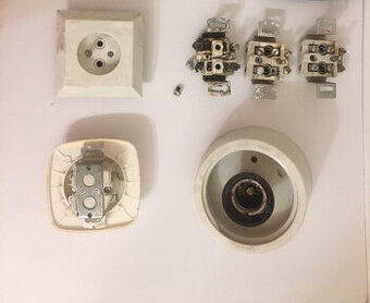 Retro zástrčky a objímka.