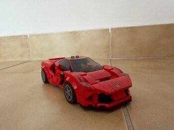 Lego červené Ferrari