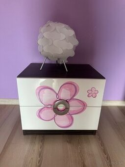 Nočný stolík s lampou zdarma