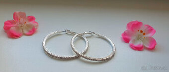 Náušnice striebornej farby zo zirkónikmi