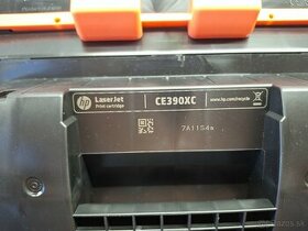 HP LaserJet CE390XC TONER NOVY originál - 1
