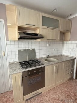 Kuchynská linka so sporákom, vstavanou rúrou a digestorom