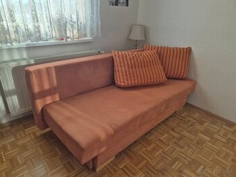 Rozkladacia pohovka s vankúšmi