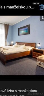 Manželská postel s nocnymi stolikmi