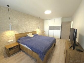 Zariadený 3 i. byt 95 m2 + 2 balkóny, 2x WC, výhľad na hrad